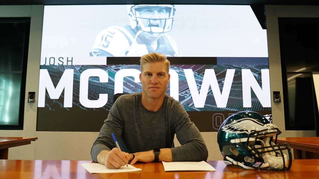 Philadelphia Eagles sign veteran Josh McCown to practice squad as  'emergency QB' 