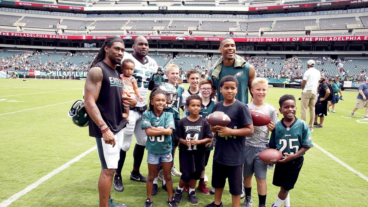 Kids get the chance to play with the Philadelphia Eagles at free