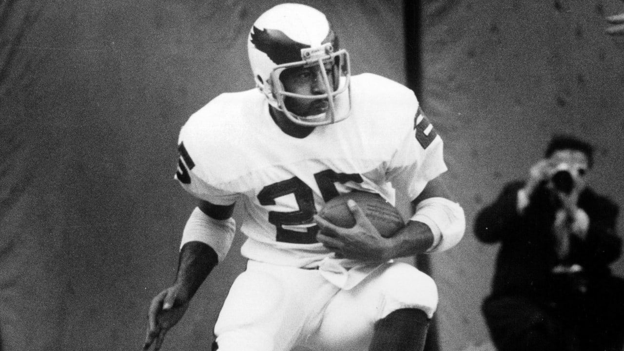 Roman Gabriel of the Philadelphia Eagles warms up prior to the start