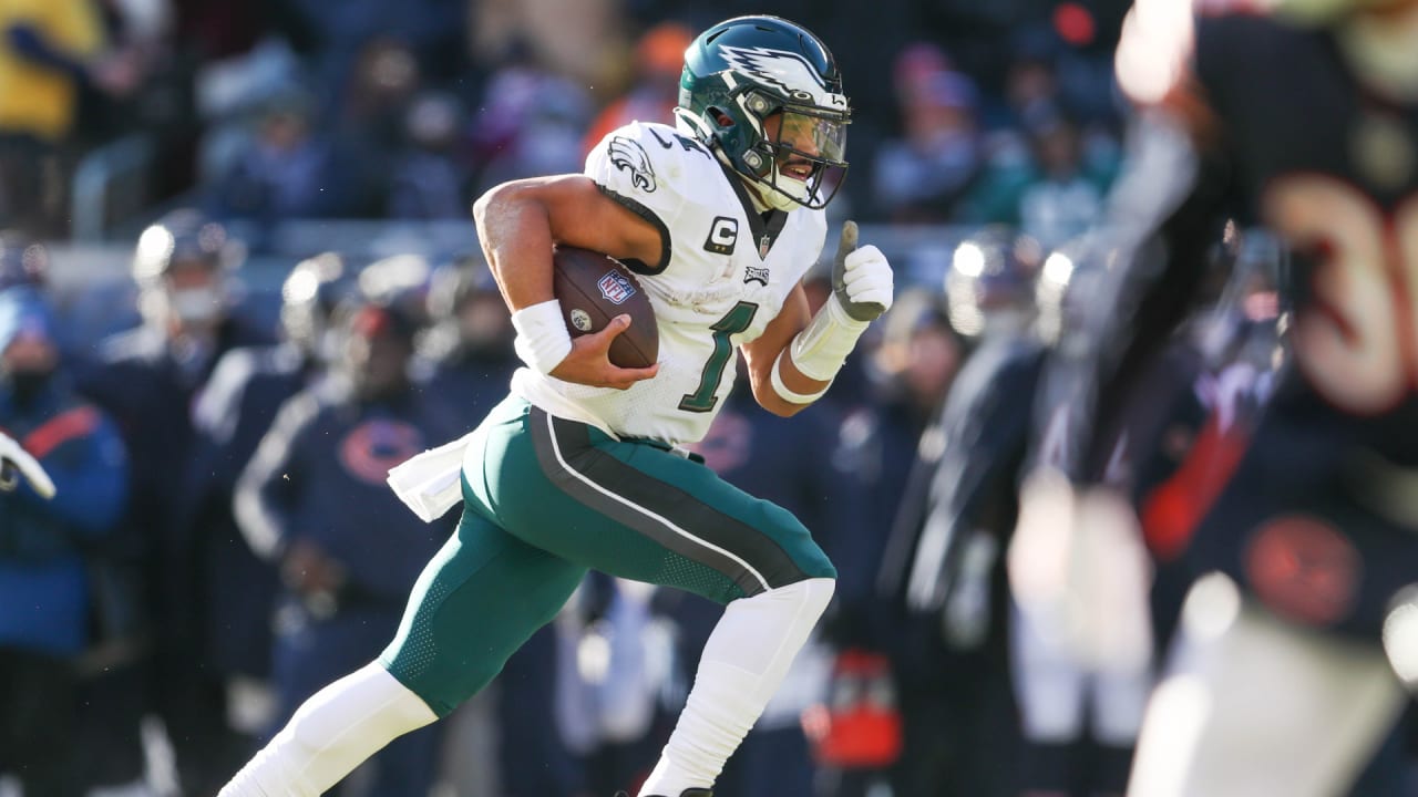 Eagles' Jalen Hurts runs for a TD to give the Eagles the lead vs. Bears