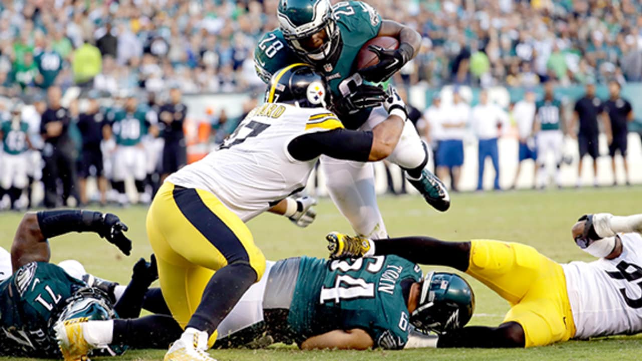 Washington Redskins RB Wendell Smallwood (34) is tackled by San