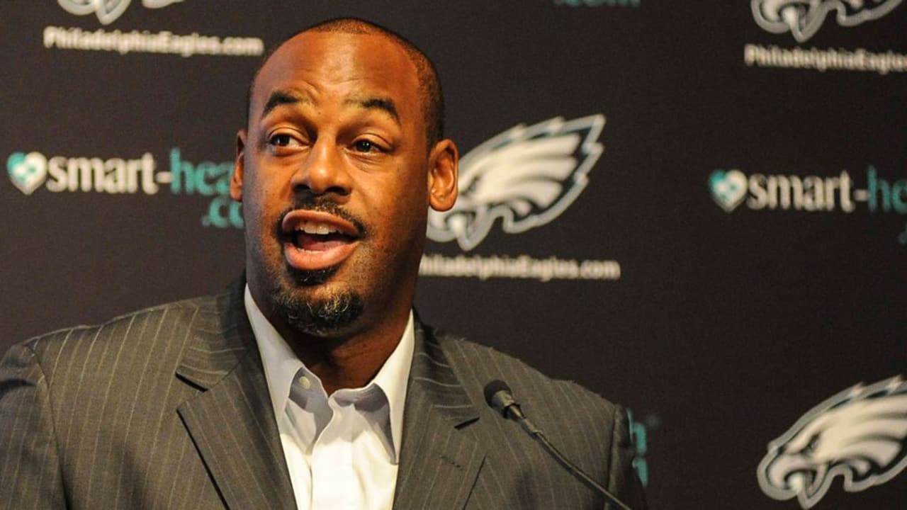 Eagles retire Donovan McNabb's No. 5 jersey in halftime ceremony 