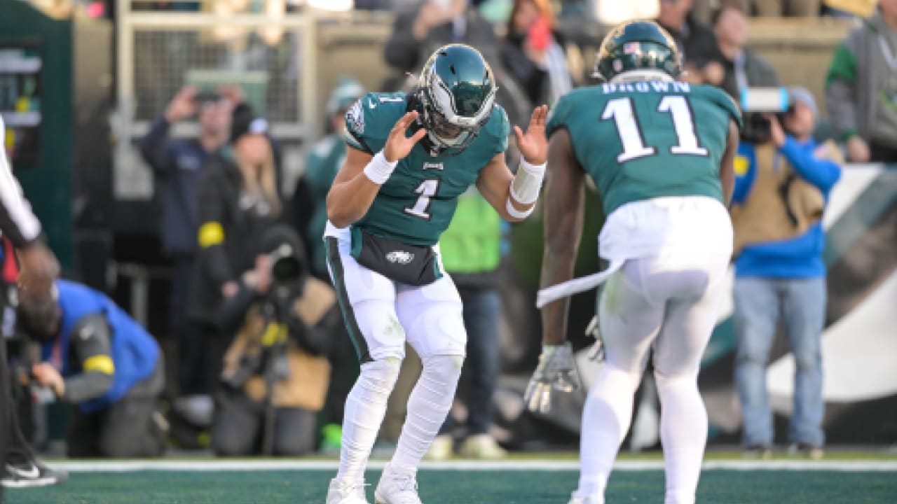 Highlights Jalen Hurts' best plays in win vs. Titans