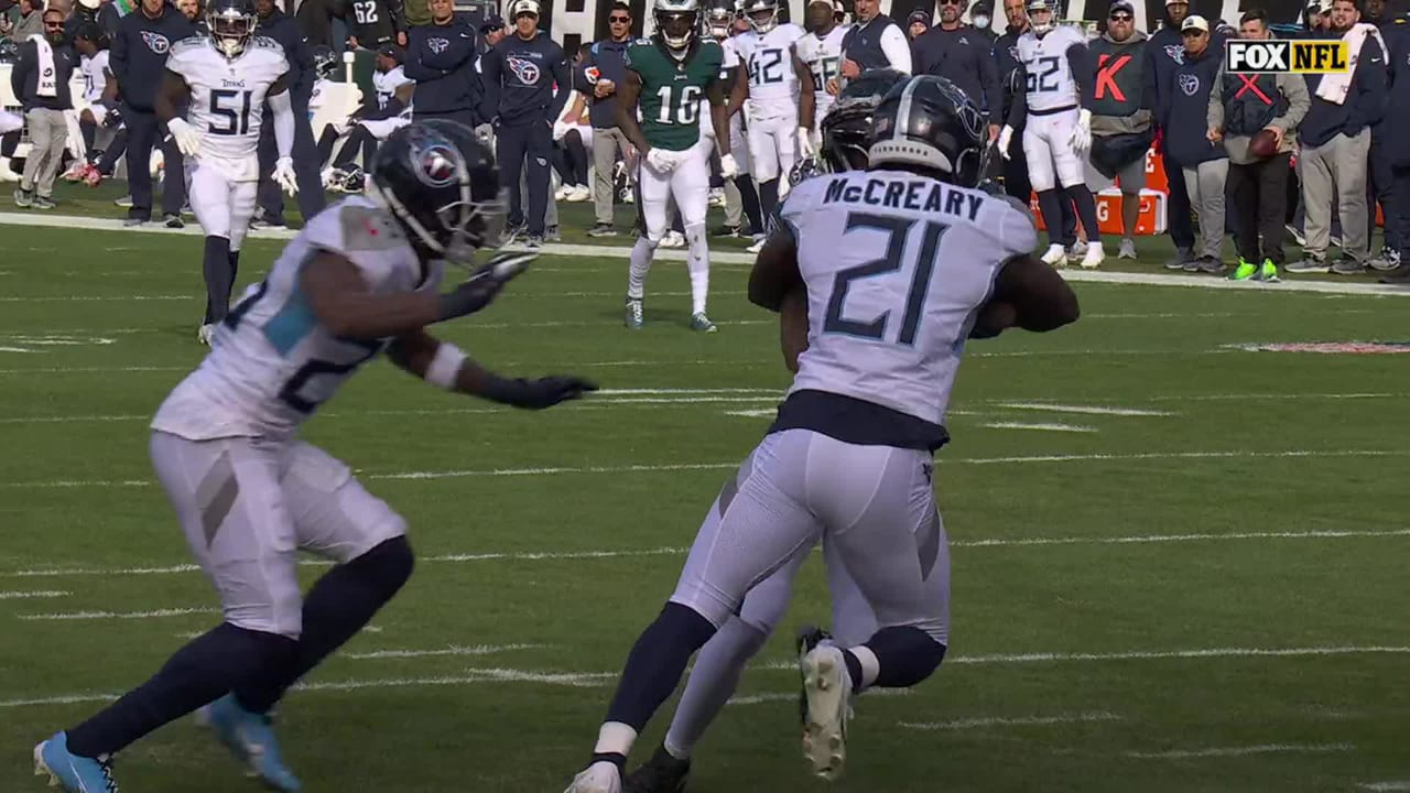 DeVonta Smith shows his speed and hauls in a 60-yard TD from Jalen Hurts on  the second day of Eagles camp