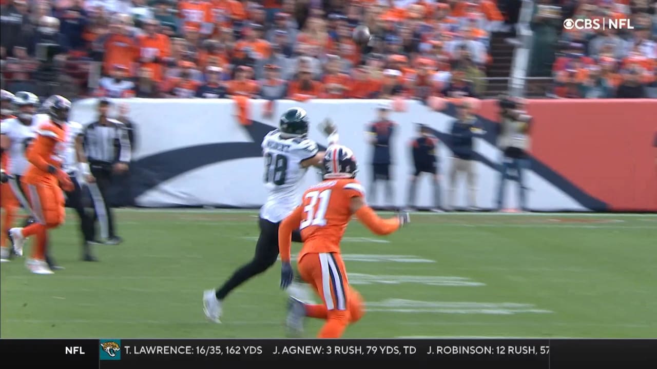 DeVonta Smith makes a leaping TD grab over Broncos CB Patrick Surtain