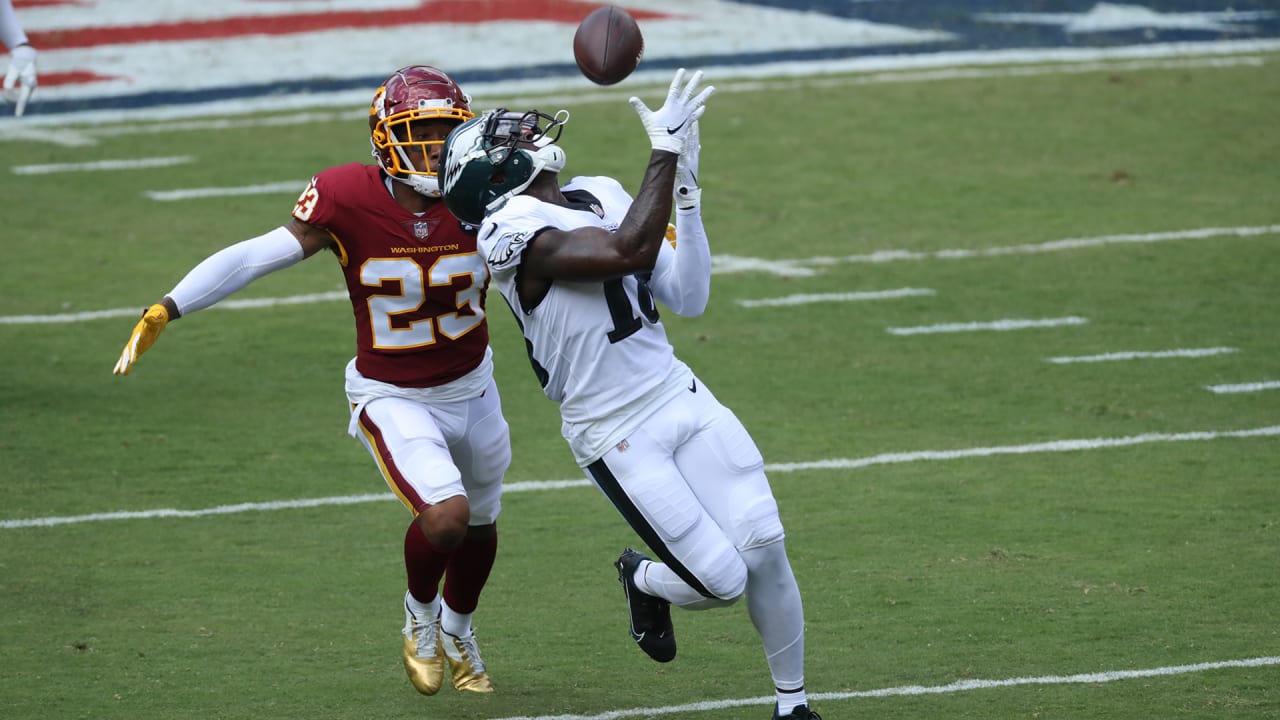 Can't-Miss Play: Philadelphia Eagles wide receiver DeVonta Smith makes  ridiculous fingertip catch for two-point conversion