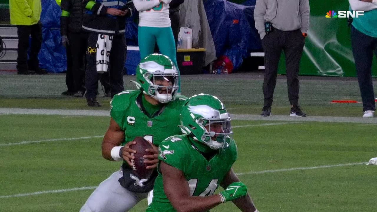 Randall Cunningham and Jalen Hurts celebrate generations of excellence