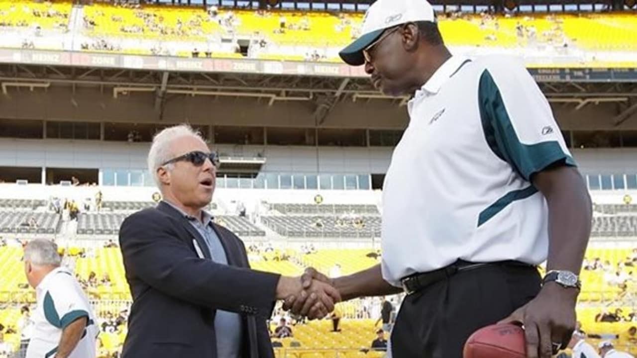 Philadelphia Eagles Alum Fred Barnett, center, poses with his team