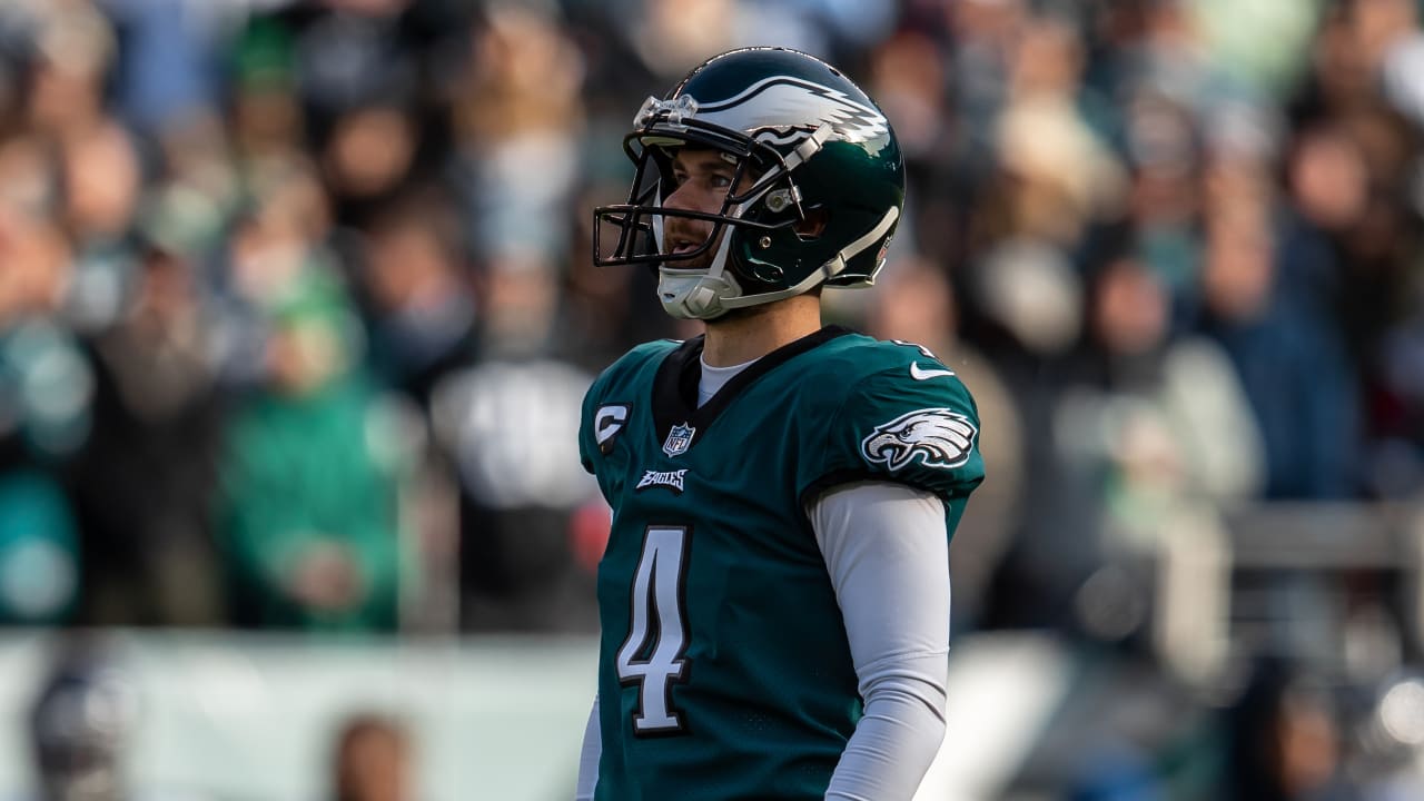 Eagles sport Kelly Green uniforms in vintage locker room