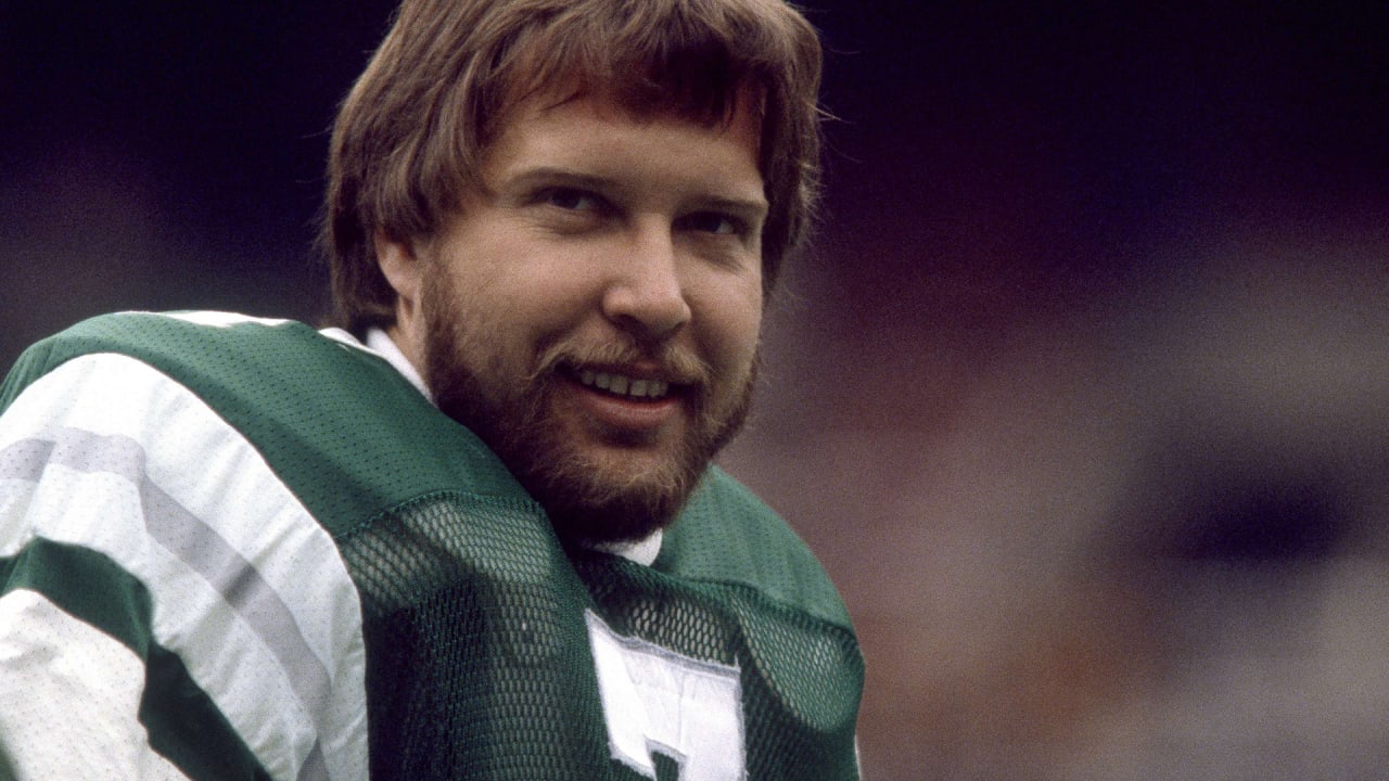 Quarterback Ron Jaworski of the Philadelphia Eagles looks on from the  News Photo - Getty Images