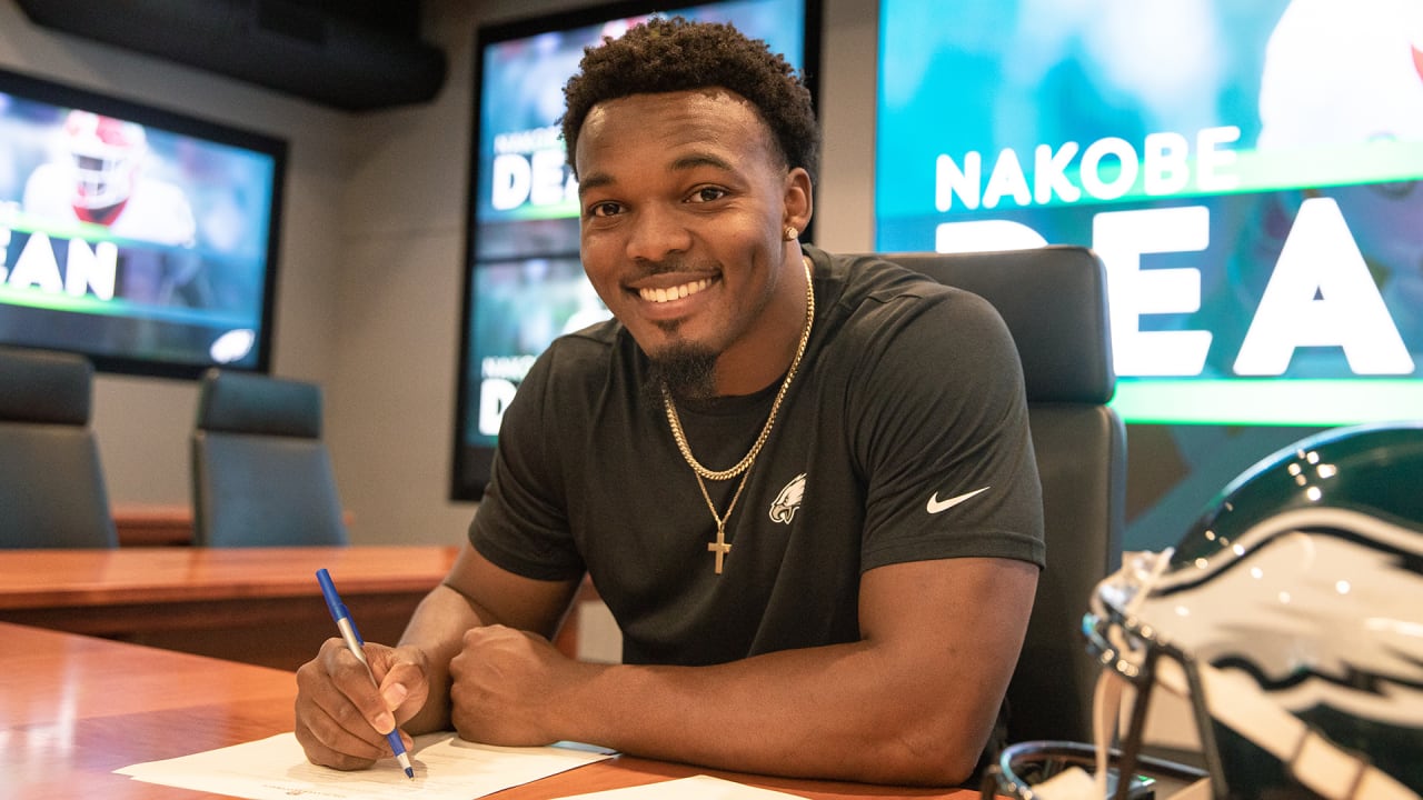 Eagles sign Nakobe Dean to his rookie contract
