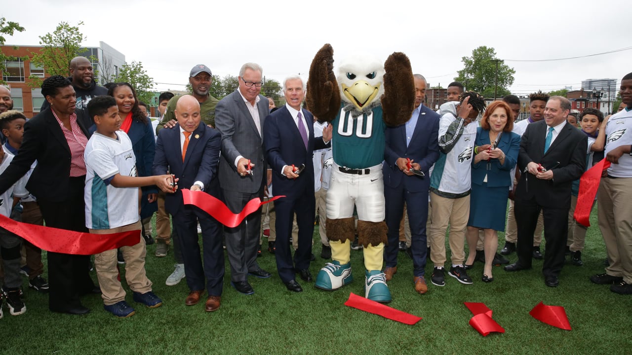 Former Eagles QB Ron Jaworski helps unveil KIPP Cooper Norcross Academy's  new turf field