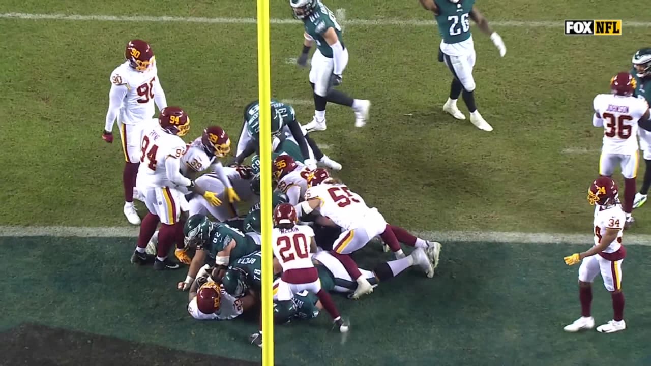 Highlight QB Jalen Hurts follows C Jason Kelce's lead for QBsneak TD