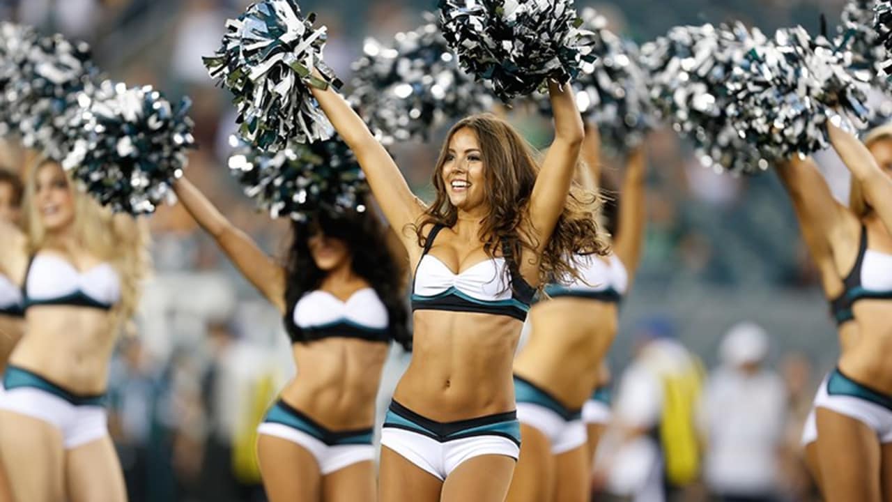 Eagles Cheerleaders on Gameday: Chicago Bears