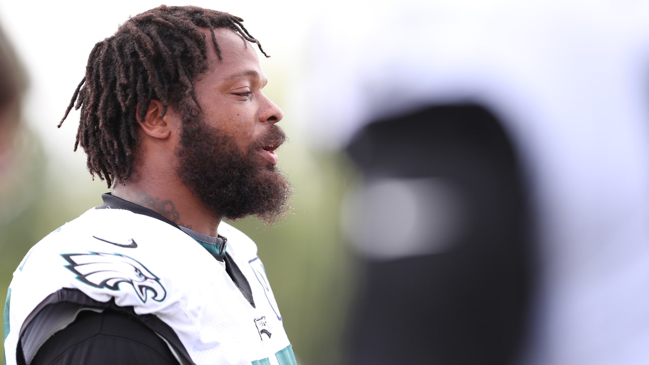 Why Eagles' Michael Bennett's shoulder pads are so small