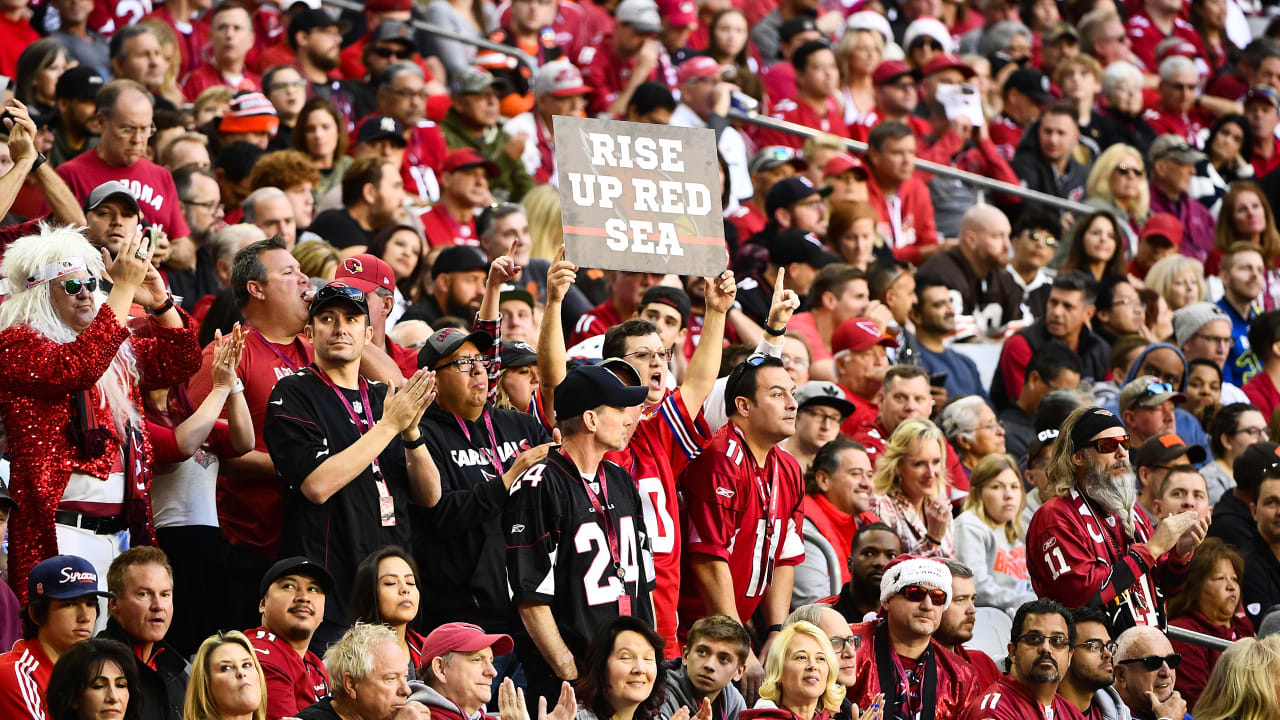 Torcedores dos Cardinals nas arquibancadas do State Farm Stadium