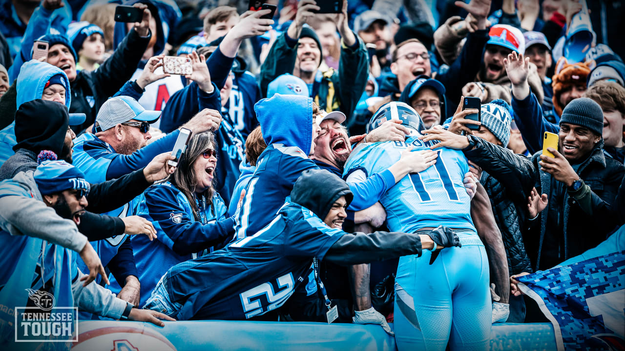 Torcedores dos Titans nas arquibancadas do Nissan Stadium