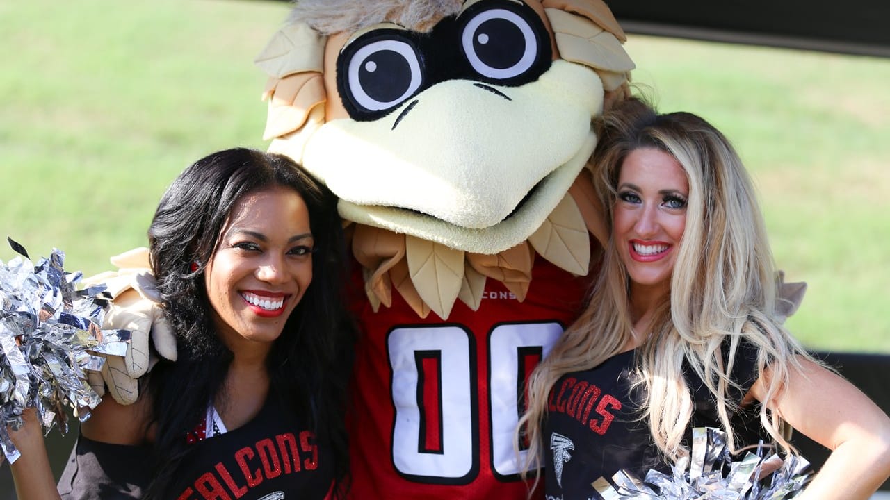 Cheerleaders, Mascots Meet Fans at Training Camp