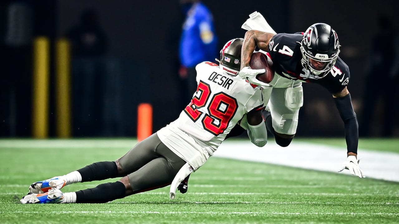 November 28, 2021 - Jacksonville, FL, U.S: Atlanta Falcons quarterback Matt  Ryan (2) during 1st half NFL football game between the Atlanta Falcons and  the Jacksonville Jaguars at TIAA Bank Field in