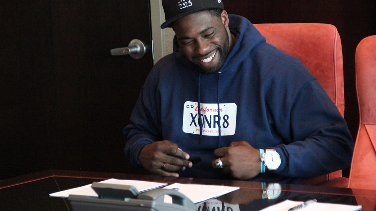 LB Brian Banks Signs His Contract