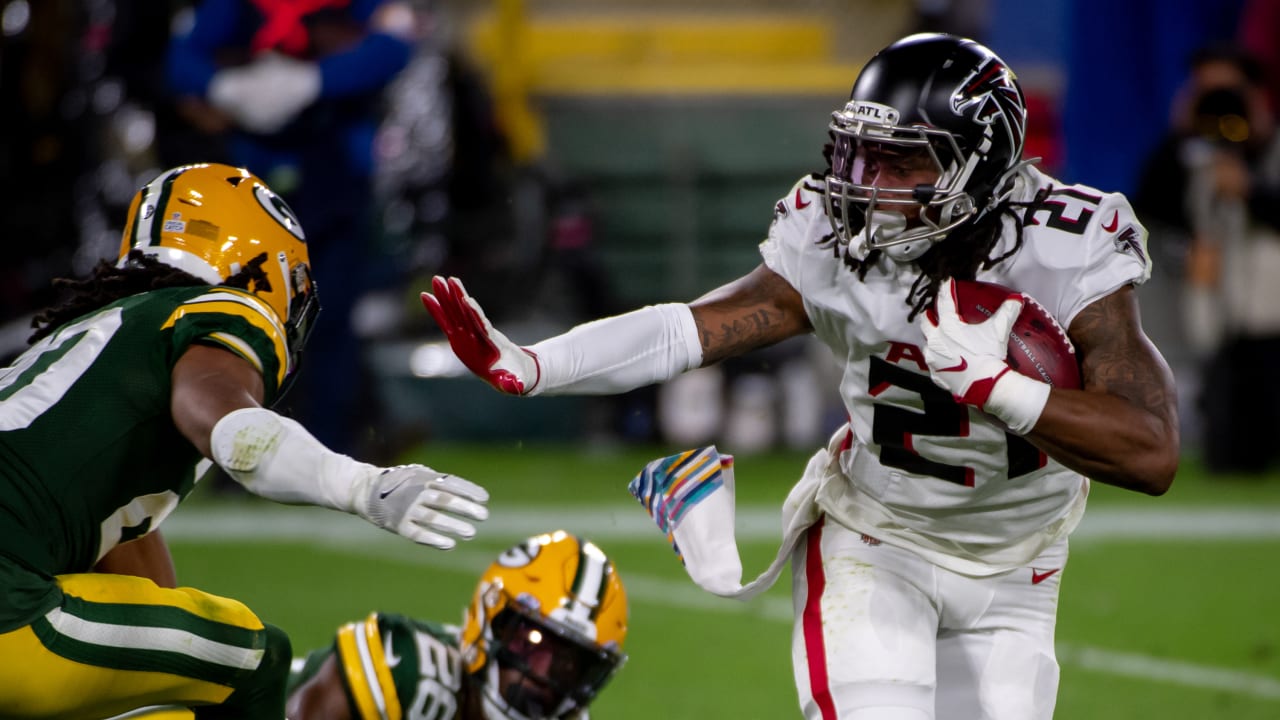 Atlanta Falcons running back Todd Gurley (21) runs the ball against the  Green Bay Packers during