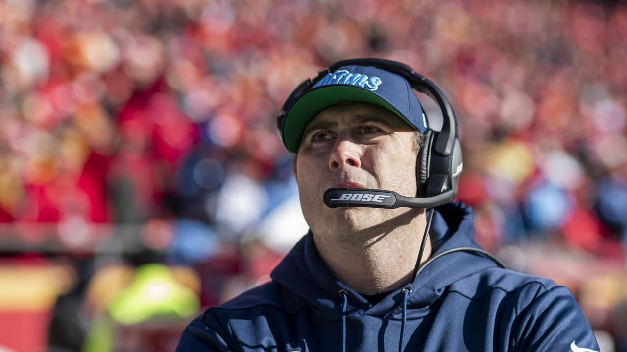 Photo: Atlanta Falcons head coach Mike Smith stands on the