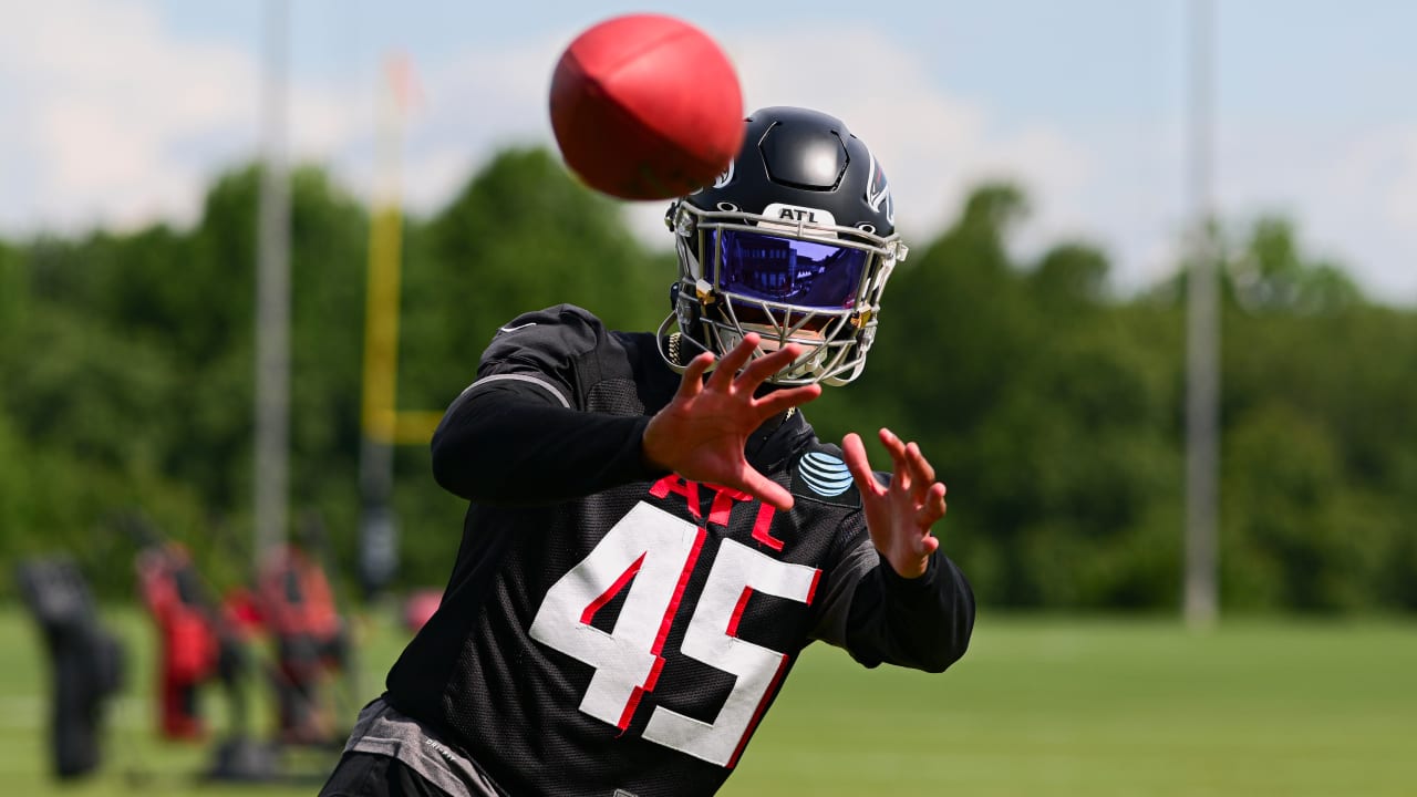 Atlanta Falcons linebacker Deion Jones #45 in action at AT&T