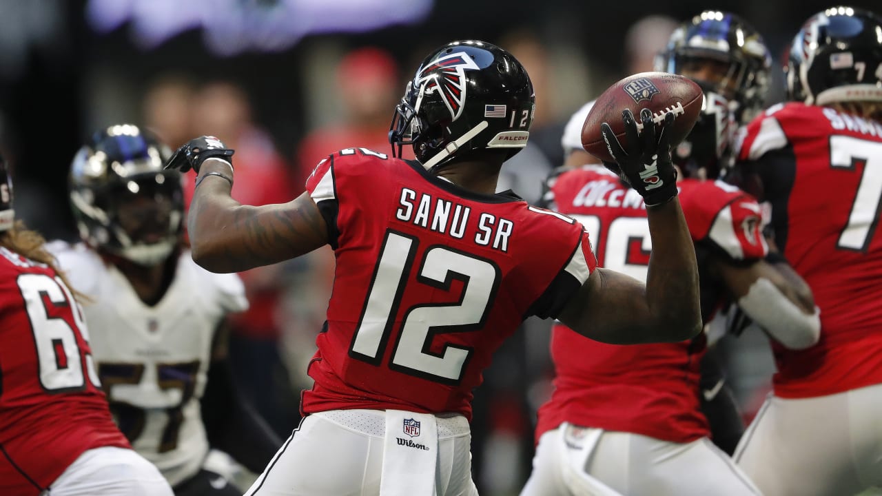 New England Patriots' Tom Brady offers Mohamed Sanu No. 12 jersey