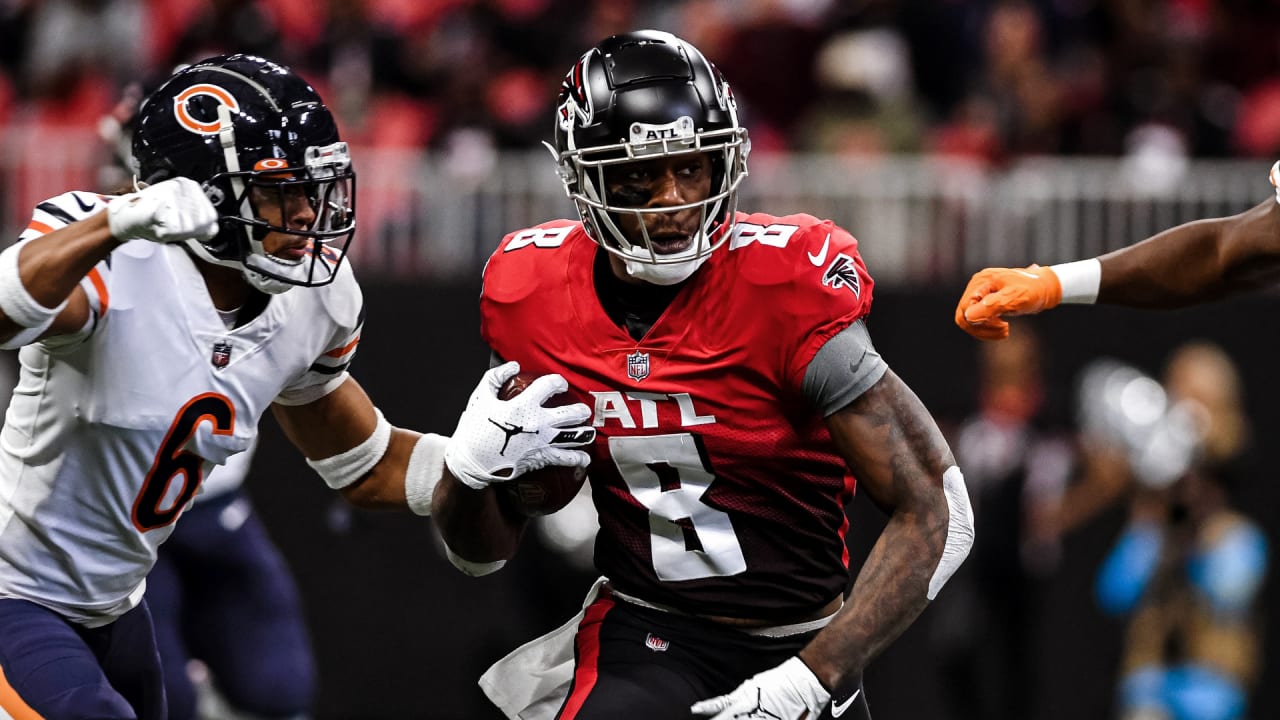 Atlanta Falcons tight end Kyle Pitts (8) stiff arms Chicago Bears