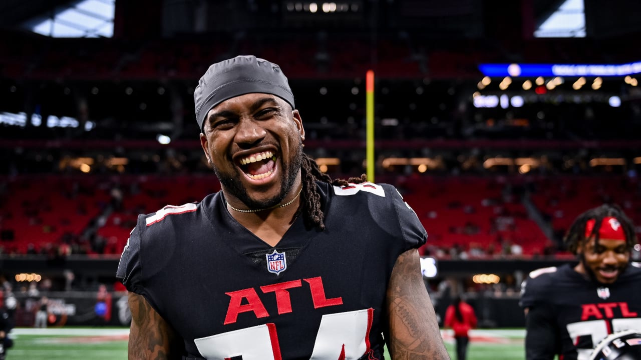 Atlanta Falcons RB Mike Davis breaks the internet 1st day in uniform