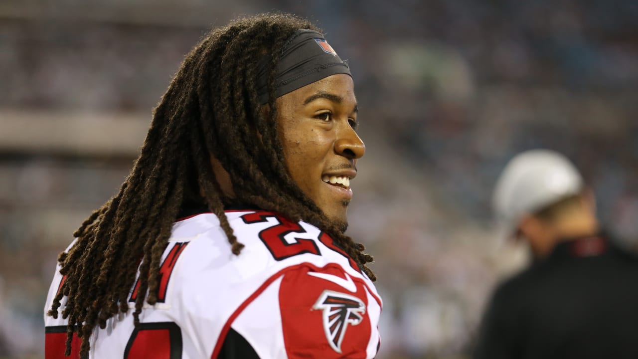 Falcons' Devonta Freeman told by Warrick Dunn to stop taking so