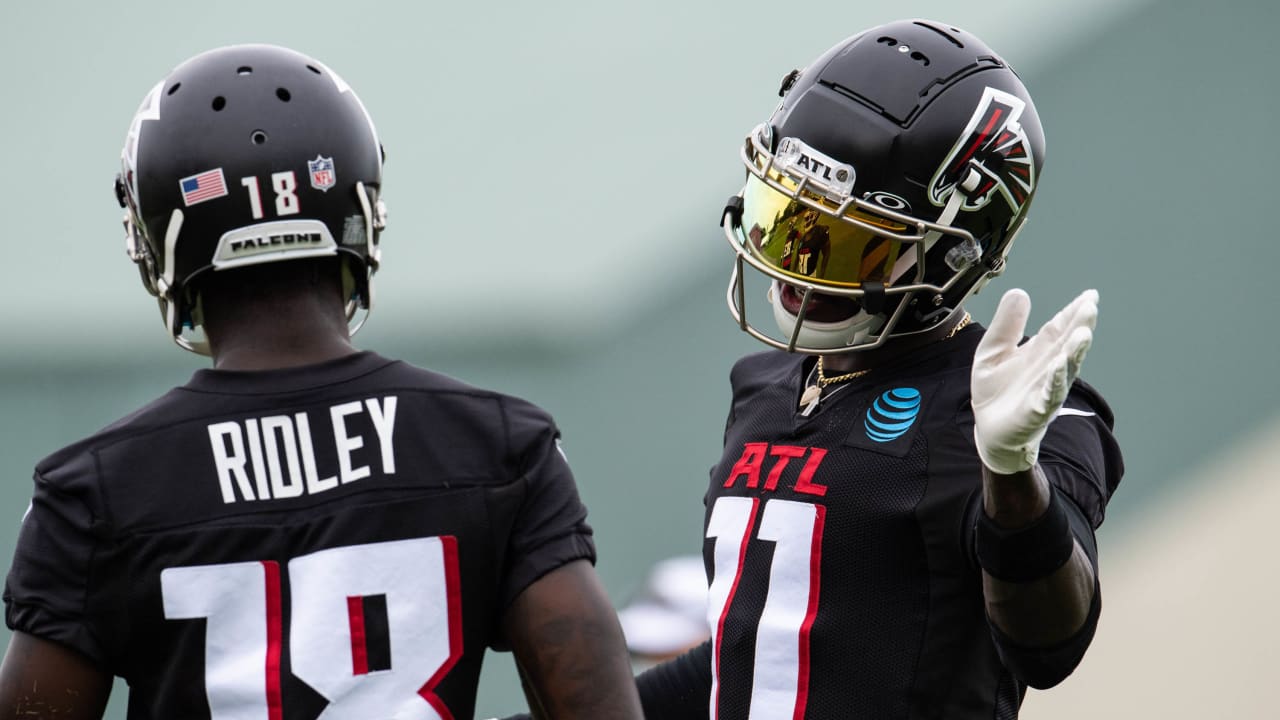 Calvin Ridley helps Falcons unveil 2020 uniforms 