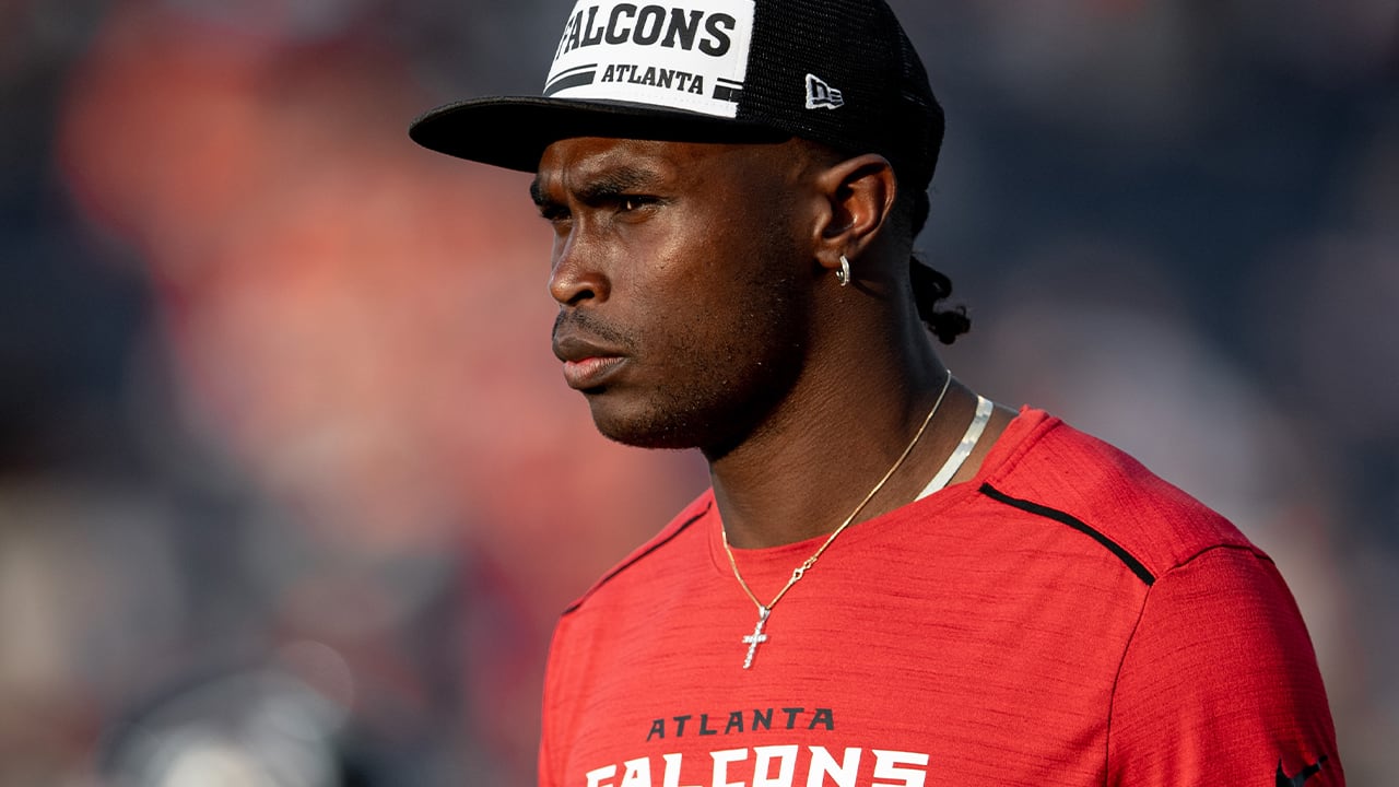 Atlanta Falcons wide receiver Julio Jones makes a leaping catch