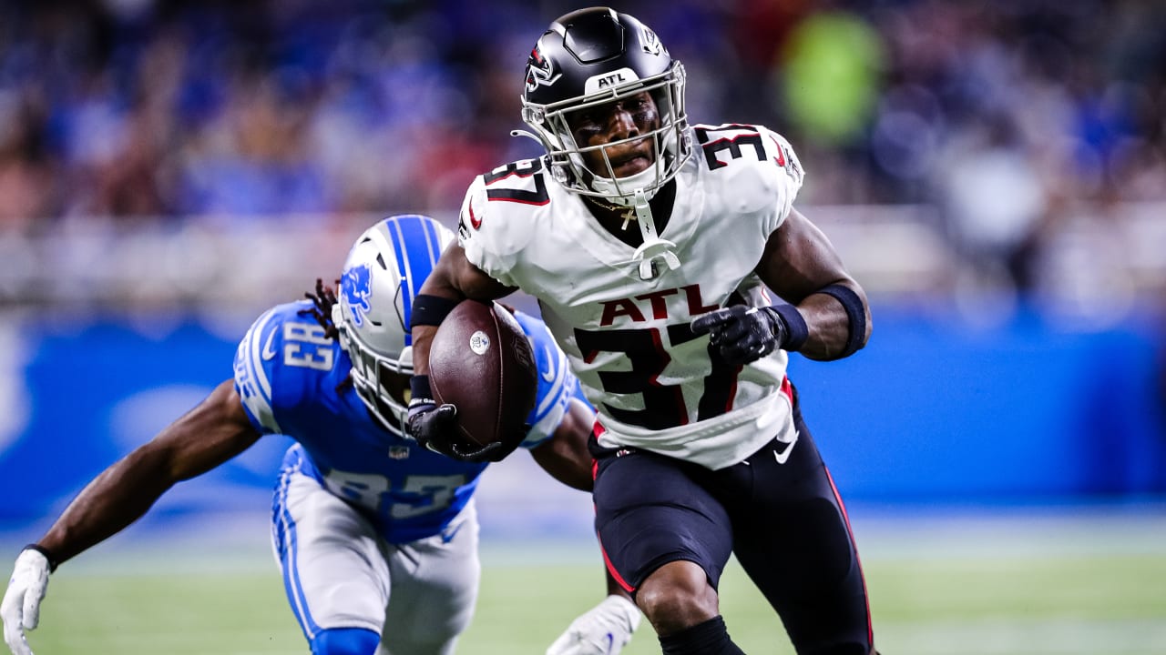 Atlanta Falcons wide receiver Jared Bernhardt (83) runs with the ball  against the New York Jets