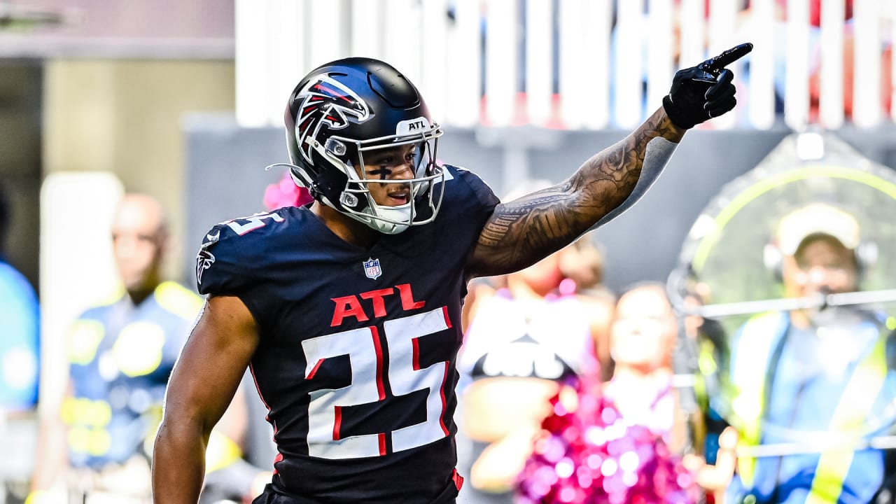 Atlanta Falcons running back Tyler Allgeier (25) runs against the Chicago  Bears during the first half of an NFL football game, Sunday, Nov. 20, 2022,  in Atlanta. (AP Photo/Brynn Anderson Stock Photo - Alamy