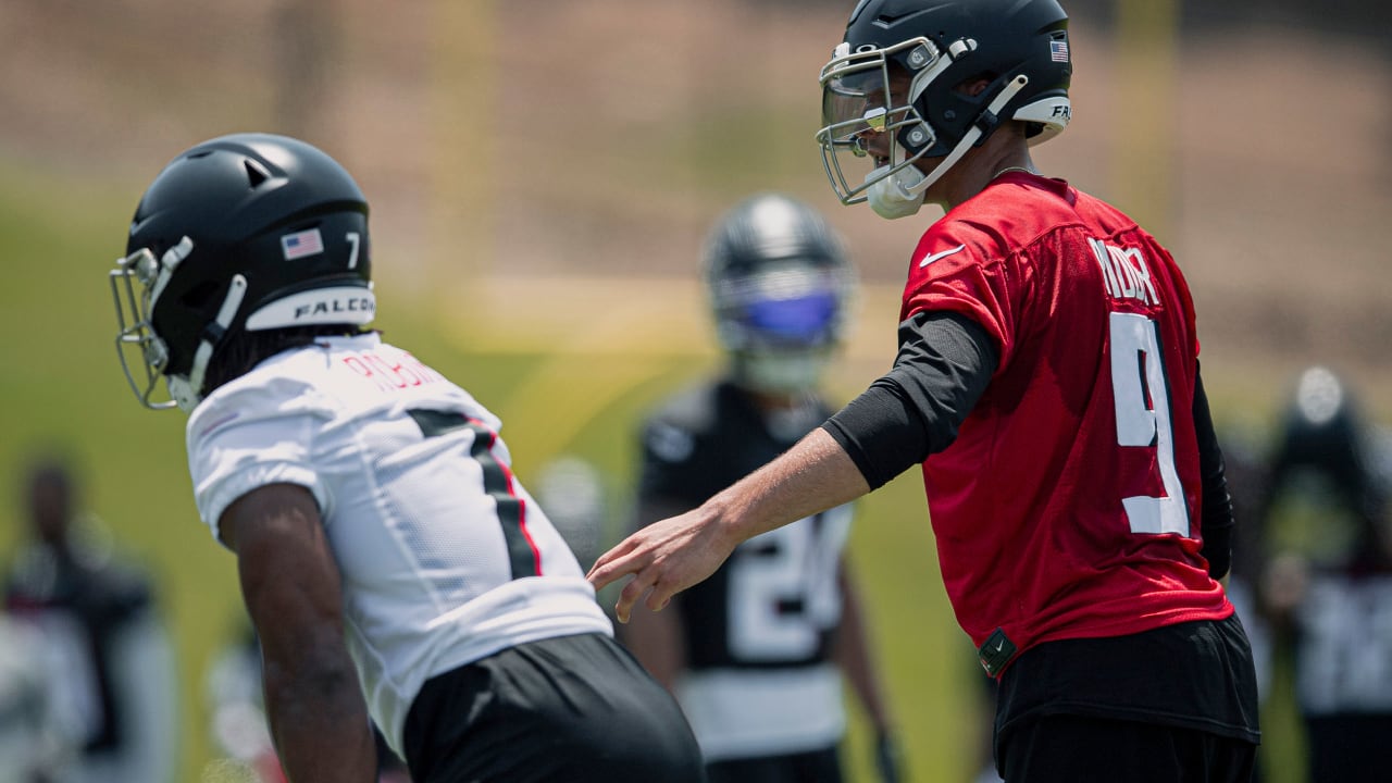 Atlanta Falcons offensive tackle Barry Wesley (69) works during