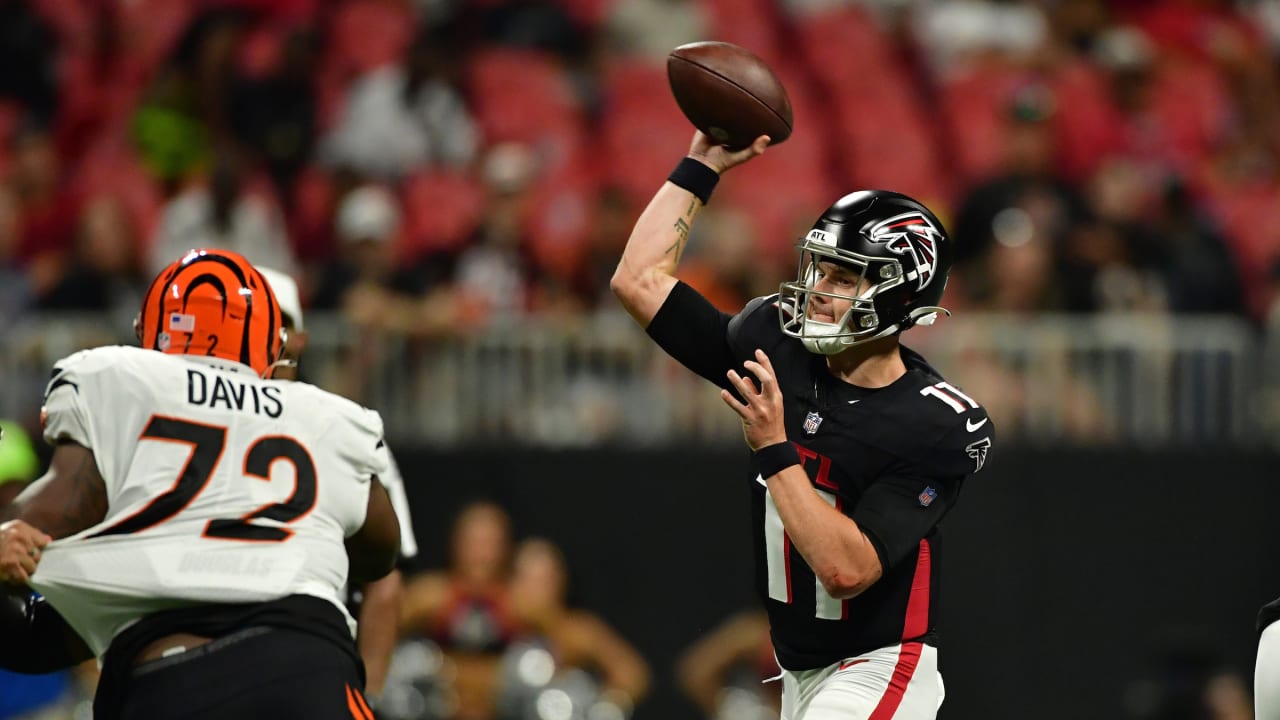 LOOK: Falcons RB Bijan Robinson makes one-handed grab