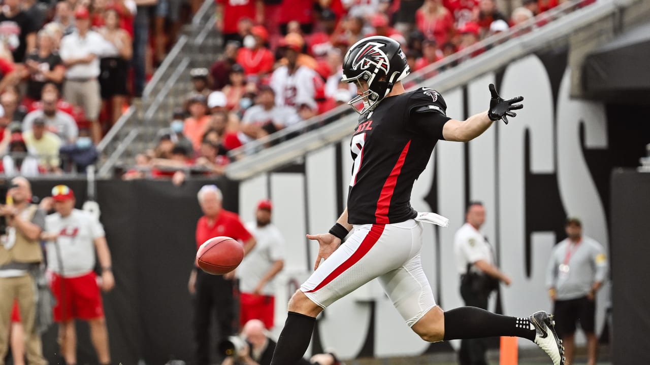 Falcons signed Dustin Colquitt to compete with Nizialek