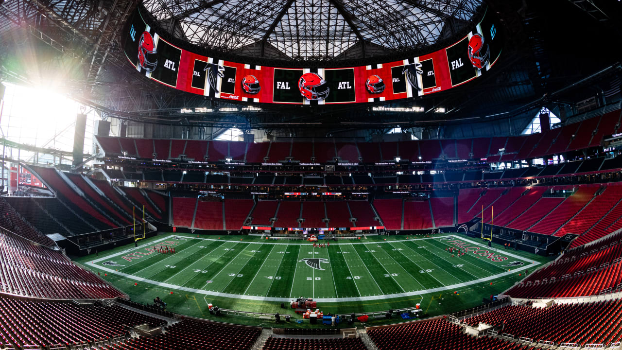 Watch: Falcons paint classic logo on field for Thanksgiving game