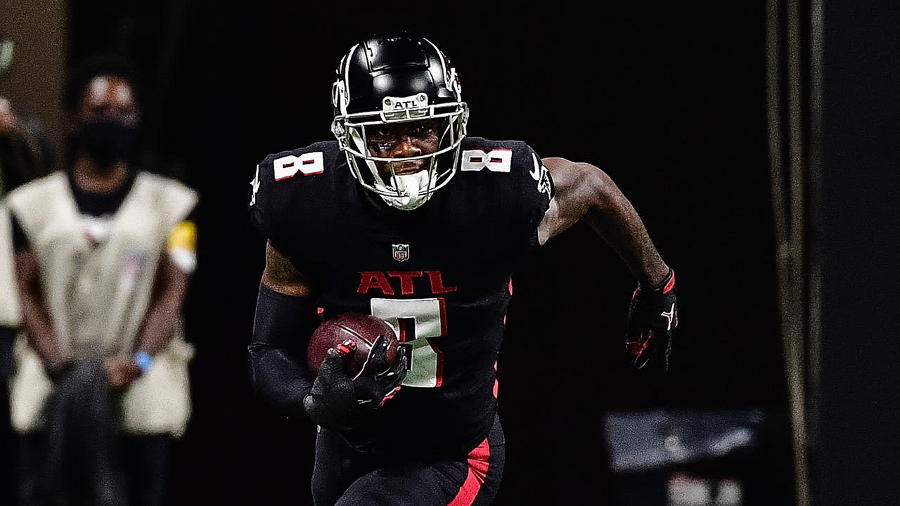 Atlanta Falcons tight end Kyle Pitts (8) runs into touch but makes the  first down against the New York Jets during an NFL International Series  game at Stock Photo - Alamy