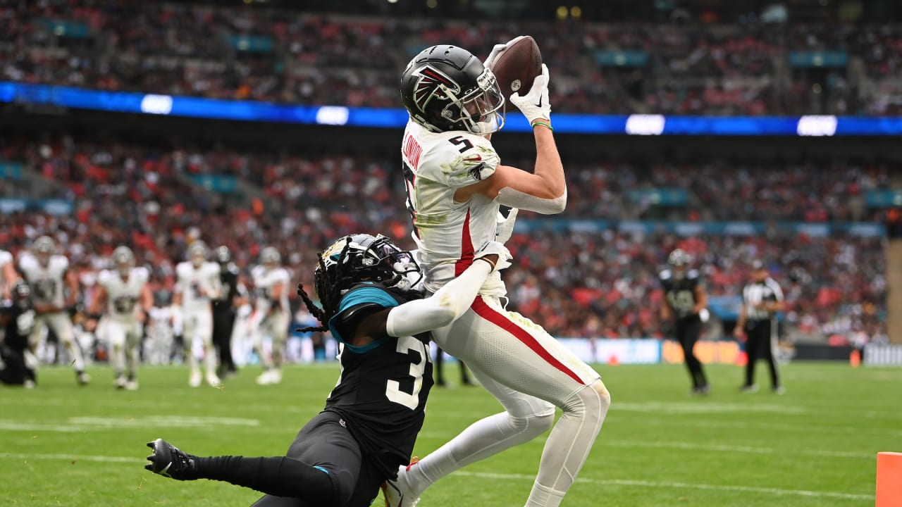 Bijan Robinson's stiff-arm on 21-yard run