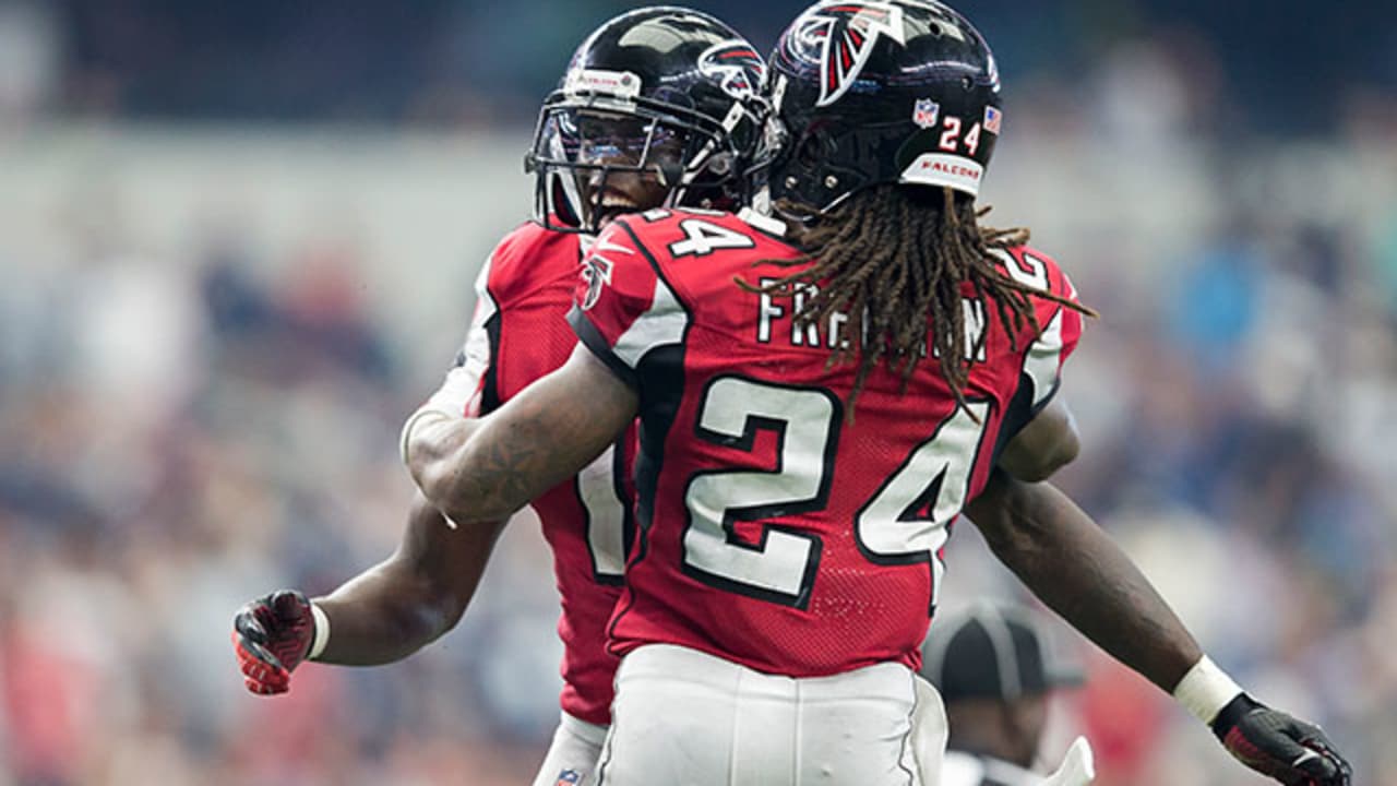 Atlanta Falcons running back Devonta Freeman helps neighbor with