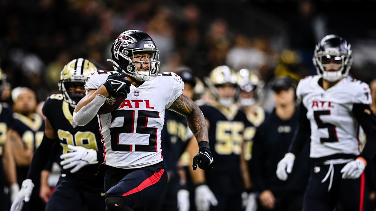 ATLANTA, GA – JANUARY 01: Atlanta running back Tyler Allgeier (25