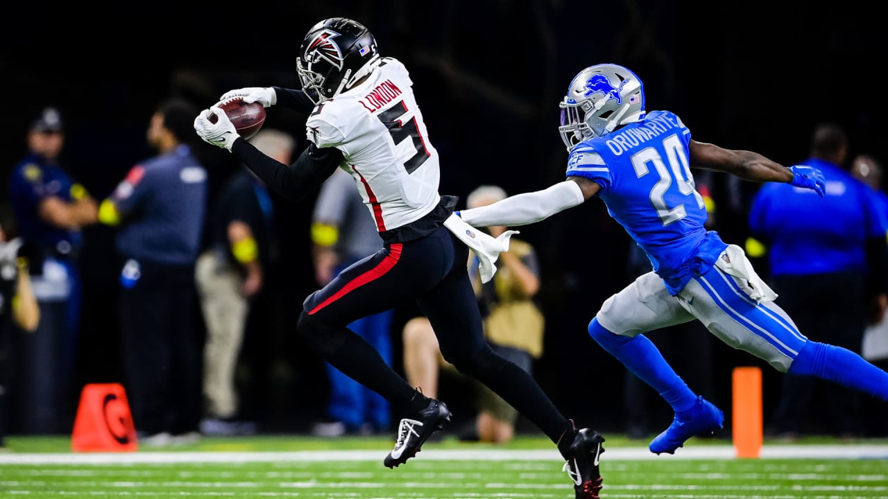 Atlanta Falcons place kicker Younghoe Koo (7) celebrates with Atlanta  Falcons long snapper Liam McCullough (48) after Koo's field goal against  the Chicago Bears during the second half of an NFL football