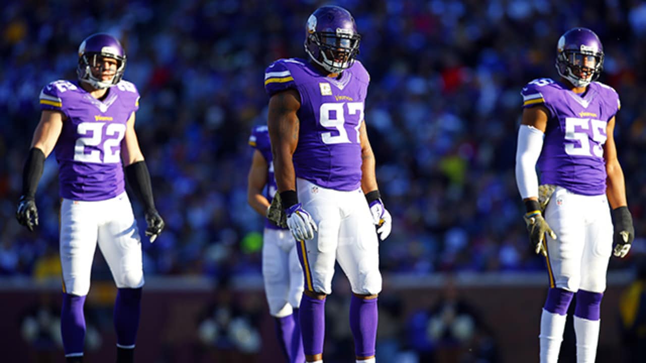 Vikings defense forces four turnovers, including rookie's pick-six