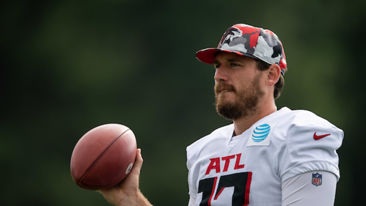 Tampa Bay Buccaneers punter Bradley Pinion (8) sets up to kick