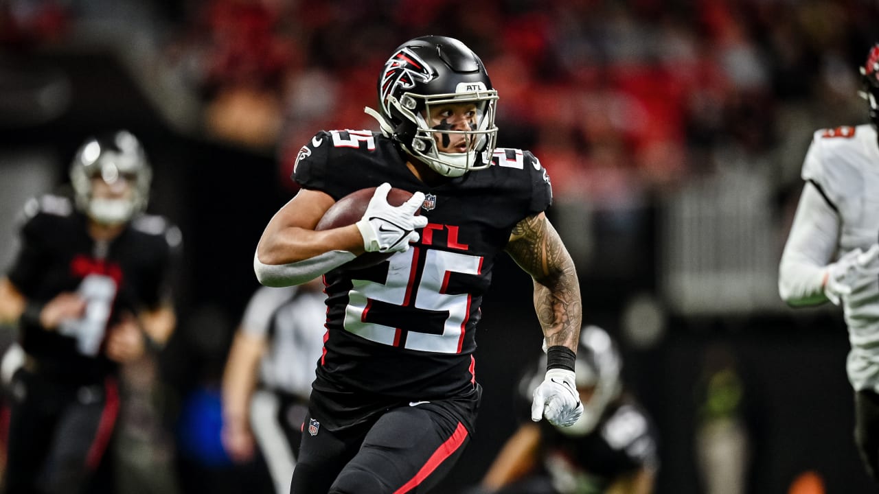 Falcons RB Tyler Allgeier Hits 1,000 Rushing Yards in Rookie Season -  Vanquish The Foe