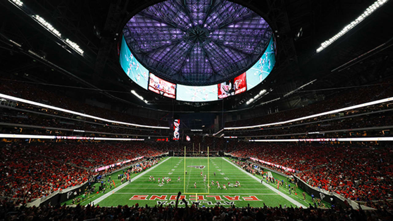 atlanta falcons stadium at night