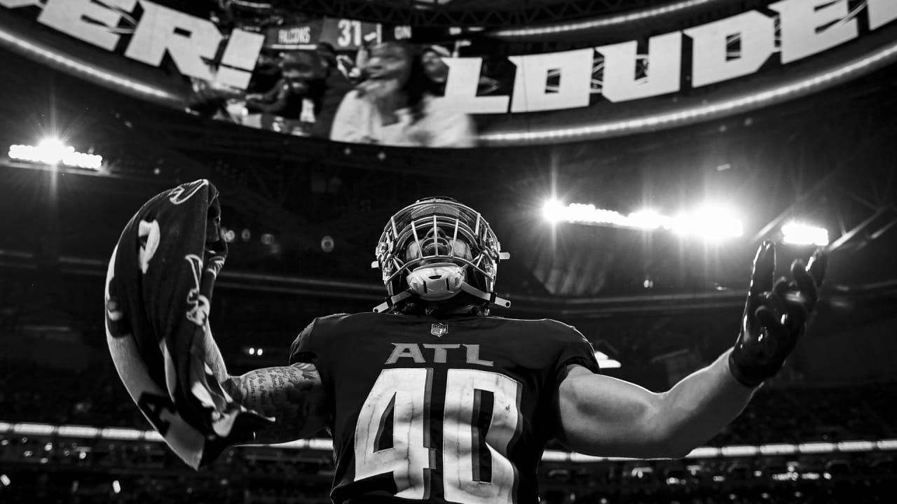 Atlanta Falcons safety Dean Marlowe (21) warms up before a