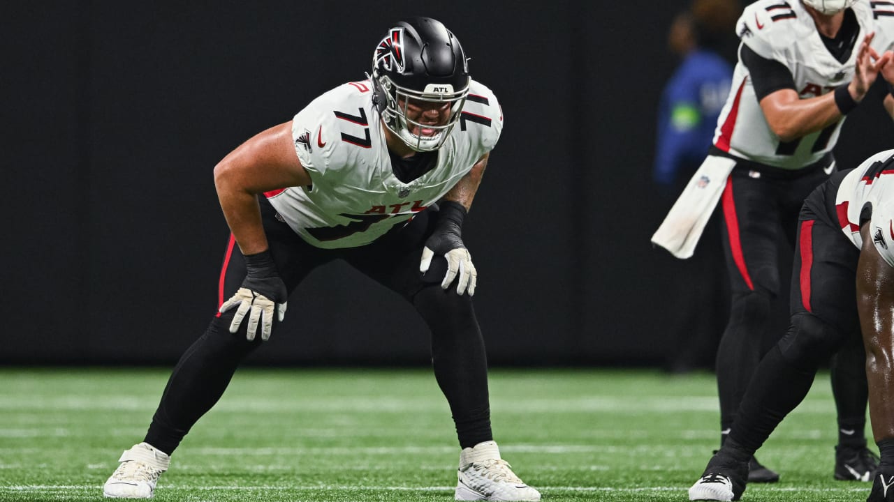 Atlanta Falcons offensive tackle Jalen Mayfield (77) works during